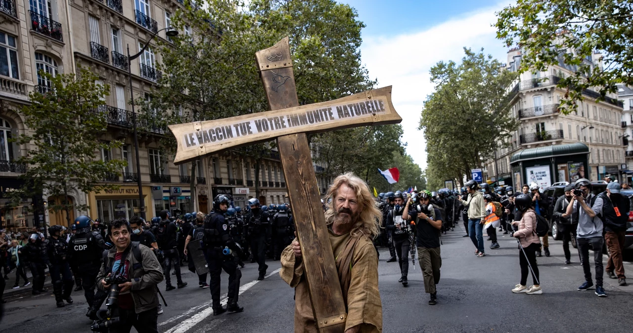 Demonstracja przeciwników przepustek sanitarnych we Francji