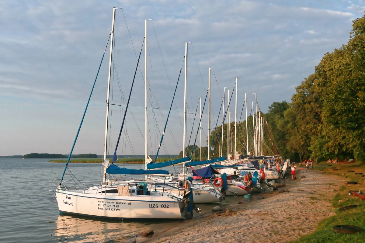 W tym roku Mazury na miejsce odpoczynku wybrało wielu turystów, ale nie tak dużo jak w poprzednim, rekordowym sezonie - oceniają wstępnie wakacyjny sezon mazurscy samorządowcy i branża turystyczna. Największą popularnością wśród wypoczywających cieszą się domki.