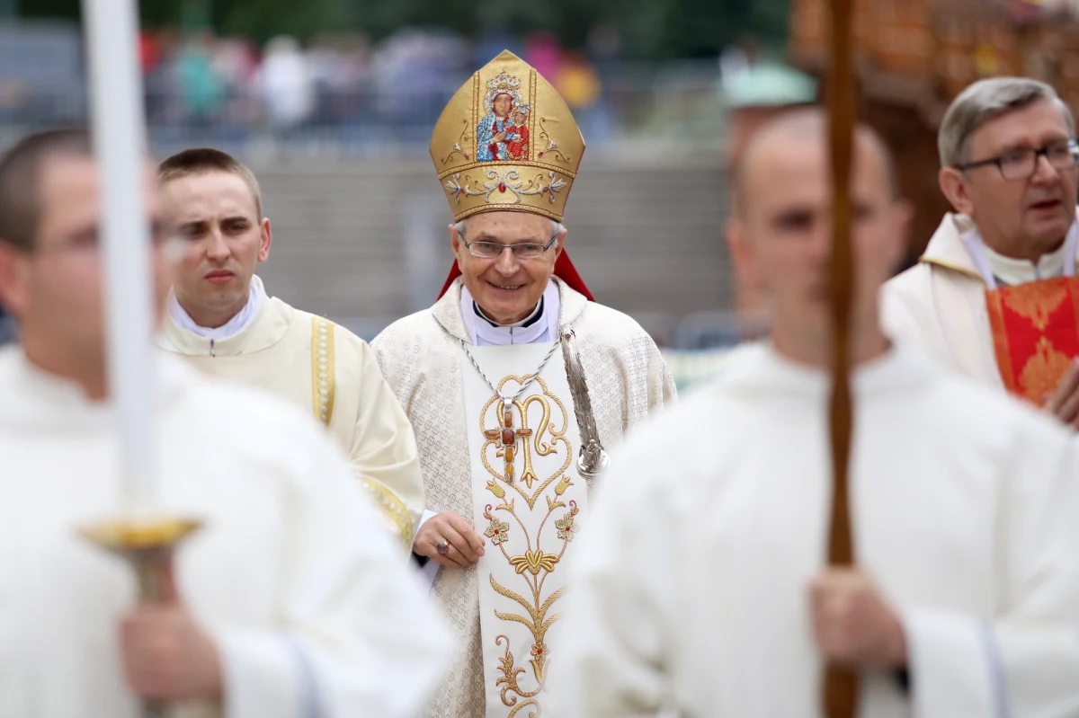 „Całkowicie identyfikuję się z listem księdza Prymasa skierowanym do mnie (…) Wszystkich, których dotknęła moja wypowiedź najserdeczniej przepraszam” – napisał bp Antoni Długosz w oświadczeniu, będącym odpowiedzią na krytyczne słowa prymasa Polski, abp Wojciecha Polaka. Bp Długosz został skrytykowany za swoją wypowiedź, która padła podczas Apelu Jasnogórskiego, a dotyczyła pedofilii w Kościele. Hierarcha powiedział, że biskup "sprzeniewierza się swemu powołaniu, gdy staje się prokuratorem, donoszącym sądom na grzeszącego syna".