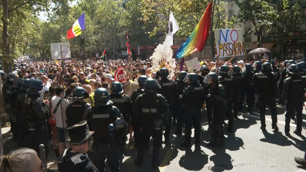 Na alei Daumesnil w Paryżu rozpoczął się protest, ściśle nadzorowany przez policję, skupiający kilkuset demonstrantów przeciwko paszportowi covidowemu.
We Francji osoby fizyczne potrzebują obecnie posiadać go by mieć dostęp do kin, kawiarni lub pociągów. Nacisk francuskiego prezydenta Emmanuela Macrona na przepustkę zdrowotną, która jest dowodem na szczepienia, aktualny negatywny test lub powrót do zdrowia po Covid-19, wywołał gniewne protesty w całym kraju.