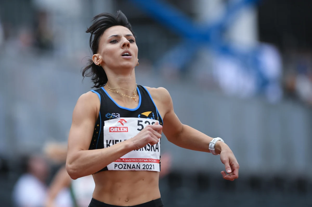 Srebrna medalistka igrzysk w Tokio w sztafecie Anna Kiełbasińska na mityngu w szwajcarskim La Chaux-de-Fonds uzyskała w biegu na 400 m rezultat 50,38. Rezultat ten jest drugim wynikiem w historii polskiej lekkoatletyki.