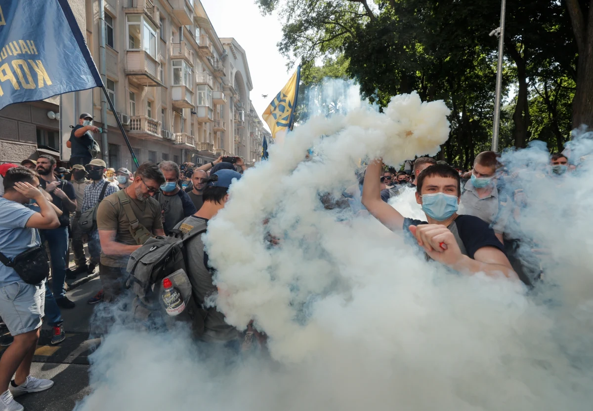 Uczestnicy akcji zorganizowanej m.in. przez nacjonalistyczną partię Korpus Narodowy starli się z policją przed siedzibą prezydenta Ukrainy. Policja użyła gazu łzawiącego. MSW informuje o poszkodowanych.