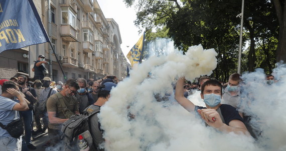 Uczestnicy akcji zorganizowanej m.in. przez nacjonalistyczną partię Korpus Narodowy starli się z policją przed siedzibą prezydenta Ukrainy. Policja użyła gazu łzawiącego. MSW informuje o poszkodowanych.