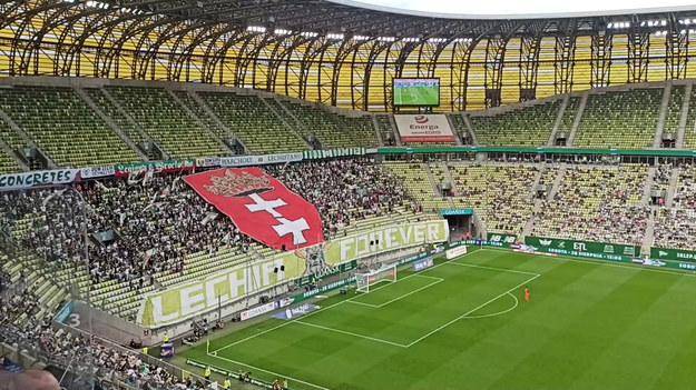 Kibice Lechii Gdańsk dopingują swą drużynę podczas ligowego meczu z Cracovią. 
