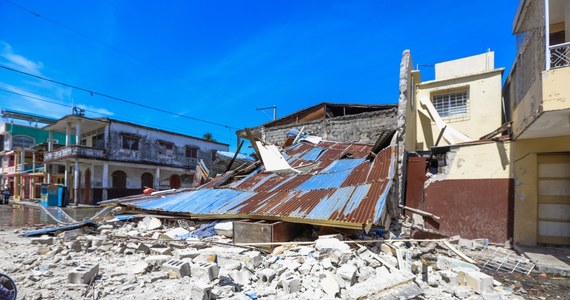 Co najmniej 304 osoby zginęły, ponad 1800 zostało rannych a setki uważa się za zaginione w rezultacie sobotniego trzęsienia ziemi o magnitudzie 7,2 st. na Haiti - poinformowały władze . Żywioł wyrządził olbrzymie zniszczenia, trwa akcja ratunkowa. Liczne kraje świata oferują pomoc.