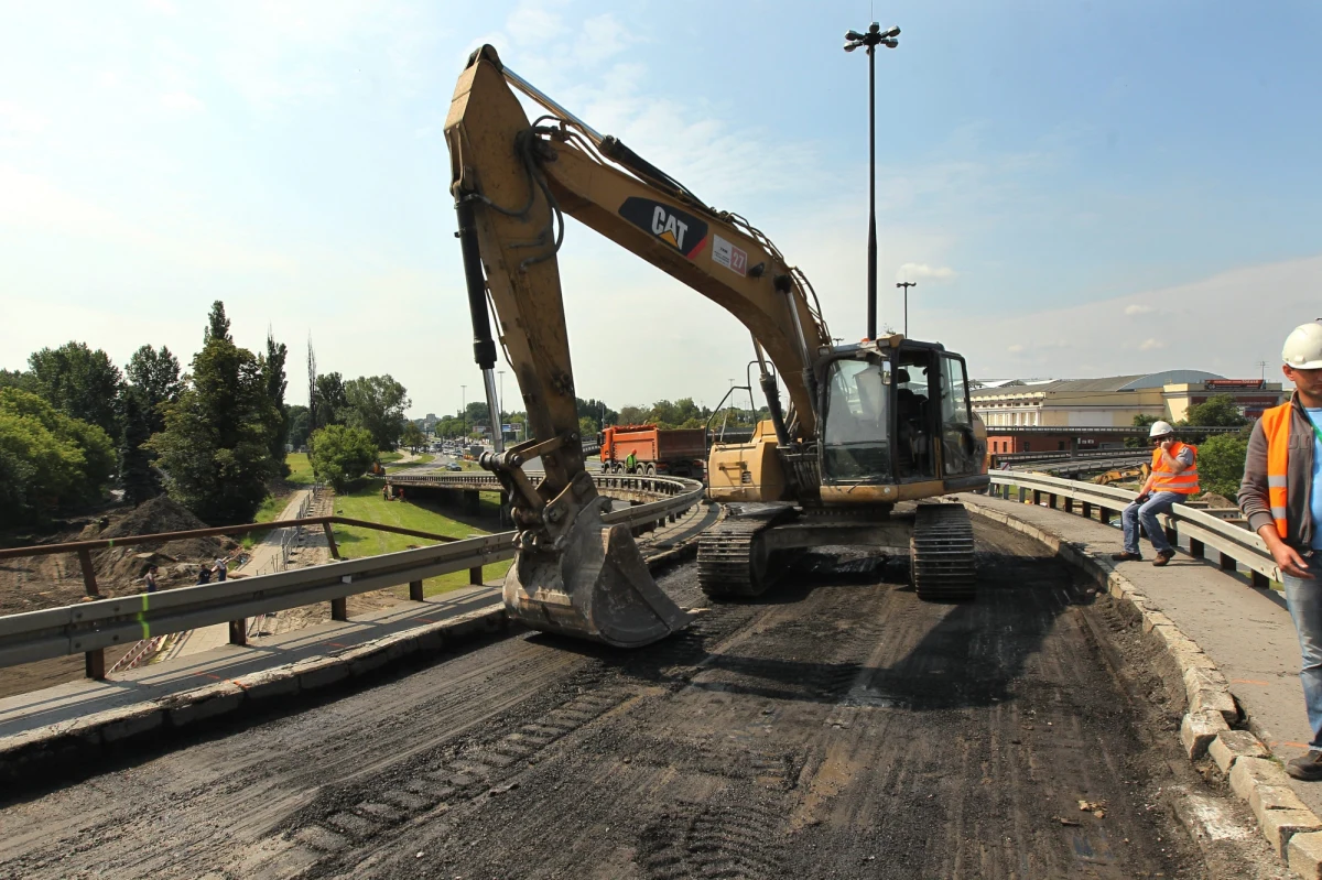 To będzie trudny początek tygodnia dla mieszkańców Warszawy. W poniedziałek rozpoczynają się prace przy przebudowie wiaduktów Trasy Łazienkowskiej. A w związku z budową nowych stacji II linii metra na Bemowie nieczynne będą wolskie stacje podziemnej kolejki - Księcia Janusza, Młynów i Płocka. 