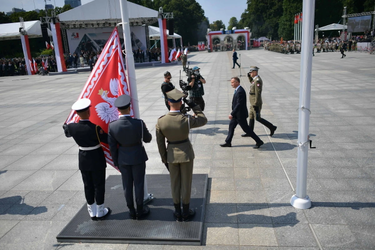 My ze swojej strony z całą pewnością dotrzymamy postanowień Traktatu Północnoatlantyckiego, w tym artykułu 5 o kolektywnej obronie, o sojuszniczej pomocy. Polska umów dotrzymywała, dotrzymuje i będzie dotrzymywała - powiedział prezydent podczas obchodów święta Wojska Polskiego. Andrzej Duda, który wziął udział w uroczystej odprawie wart przed Grobem Nieznanego Żołnierza w Warszawie zapewnił również, że będzie cały czas stał na straży konstytucyjnych zasad - wolności słowa, swobody prowadzenia działalności gospodarczej, prawa własności, a także równego traktowania. 