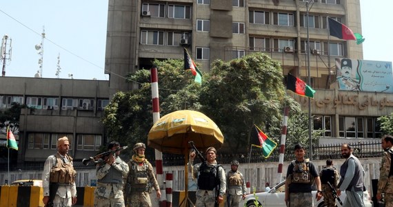 Szef MSW Afganistanu powiedział, że nie będzie szturmu Kabulu, a zmiana rządu odbędzie się pokojowo – podaje agencja TASS. Agencja AP podaje, że negocjatorzy talibów udali się do pałacu prezydenckiego w Kabulu, by przygotować "przekazanie władzy”. Jednak z otoczonej stolicy napływają sprzeczne informacje, nie jest jasne, czy strony konfliktu porozumiały się. Kancelaria prezydenta Afganistanu Aszrafa Ghaniego poinformowała, że prowadzi on konsultacje z najwyższej rangi przedstawicielami NATO. Wcześniej pojawiły się informacje, że rzecznik talibów przekazał, że otrzymali oni rozkaz, by pozostać u bram i nie wkraczać do miasta. Oznajmił, że nie chcą oni krzywdzić ani zabijać "niewinnych afgańskich cywilów". 