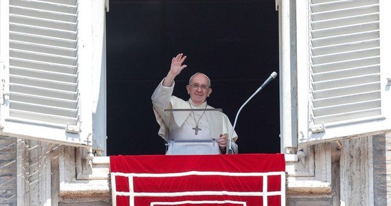 Papież Franciszek zaapelował w niedzielę o pokój i wejście na drogę dialogu w Afganistanie oraz o zaprzestanie walk. Apel wystosował podczas spotkania z wiernymi na modlitwie Anioł Pański w Watykanie.