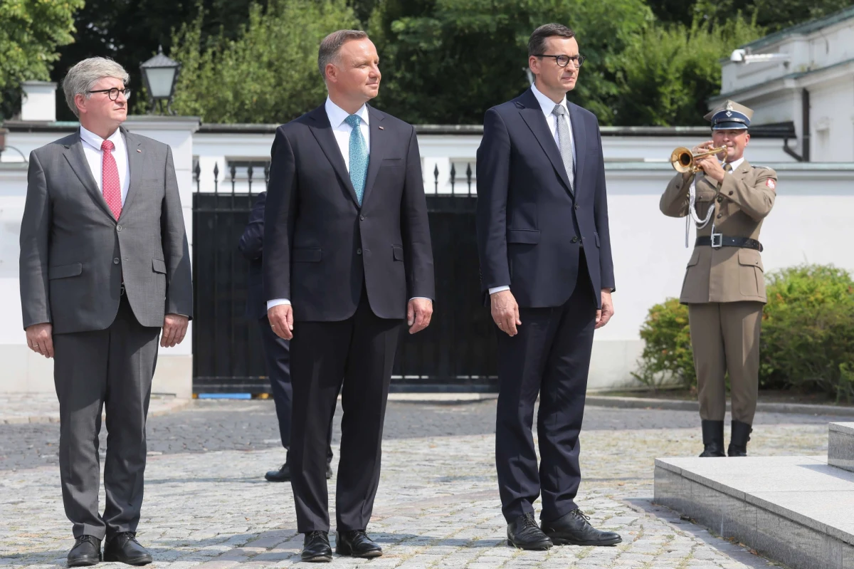 Decyzja Izraela o obniżeniu rangi dyplomatycznej reprezentacji w Warszawie jest bezpodstawna i nieodpowiedzialna, a słowa Jaira Lapida, ministra spraw zagranicznych i premiera - alternata budzą oburzenie każdego uczciwego człowieka - oświadczył szef polskiego rządu Mateusz Morawiecki w mediach społecznościowych. Premier dodał również, że podjął decyzję o bezpiecznym transporcie do Polski dzieci ambasadora Marka Magierowskiego.