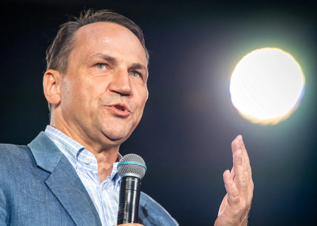 Byli ministrowie obrony i spraw zagranicznych, a także były ambasador RP w Afganistanie zaapelowali do szefa polskiego MSZ Zbigniewa Raua o ewakuowanie z Kabulu Afgańczyków, którzy współpracowali z Polakami. "Czasu jest coraz mniej. Chodzi o życie tych ludzi oraz honor Rzeczypospolitej" - czytamy w liście, pod którym podpisali się: Radosław Sikorski, Bogdan Klich, Tomasz Siemoniak, Piotr Łukasiewicz i twórczyni Polskiej Akcji Humanitarnej, europosłanka Janina Ochojska. Na apel odpowiedział wiceminister spraw zagranicznych Paweł Jabłoński. 