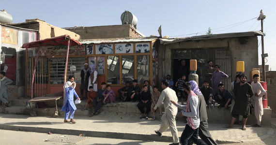 "Wszystkie strony apelują do siebie o to, żeby uniknąć rzezi miasta, żeby uniknąć walk o Kabul. To jest niesłuchanie gęsto zaludnione miasto. Jakiekolwiek walki skończyłyby się katastrofą humanitarną" – mówi w rozmowie z RMF FM przebywająca w stolicy Afganistanu polska dziennikarka Jagoda Grondecka. "Po dezercji części siły bezpieczeństwa jakieś grupki zaczęły plądrować bazary i sklepy. Pojawiły się doniesienia o grupach przestępczych, które przebierają się za talibów" – relacjonuje. 