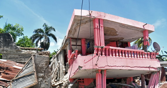 Do 724 wzrosła liczba ofiar śmiertelnych sobotniego trzęsienia na Haiti. Ponad 2,8 tys. osób jest rannych - podała tamtejsza obrona cywilna. 