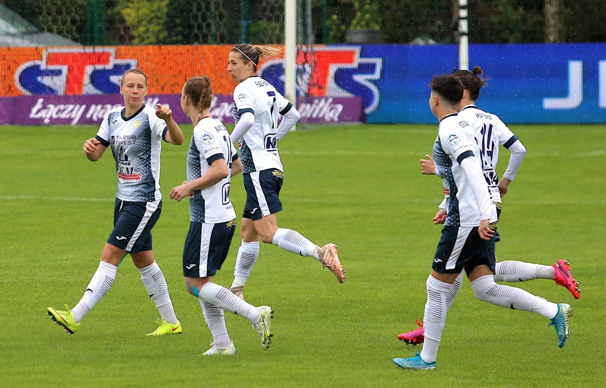 Już we wtorek piłkarki Czarnych Sosnowiec staną przed szansą wykonania pierwszego kroku w kierunku Ligi Mistrzyń. Mistrzynie Polski w pierwszej fazie eliminacji, które są rozgrywane w formule miniturniejów, zmierzą się w Sosnowcu z węgierskim Ferencvarosi Torna Club. Jeżeli polski zespół wygra, w kolejnej rundzie zmierzy się z KFF Vllaznia. "Wiemy, że faworytem jest drużyna mistrza Węgier, ale my nie składamy broni" – mówi bramkarka Czarnych Anna Szymańska. O eliminacjach Ligi Mistrzyń rozmawiał z nią Wojciech Marczyk z redakcji sportowej RMF FM. 