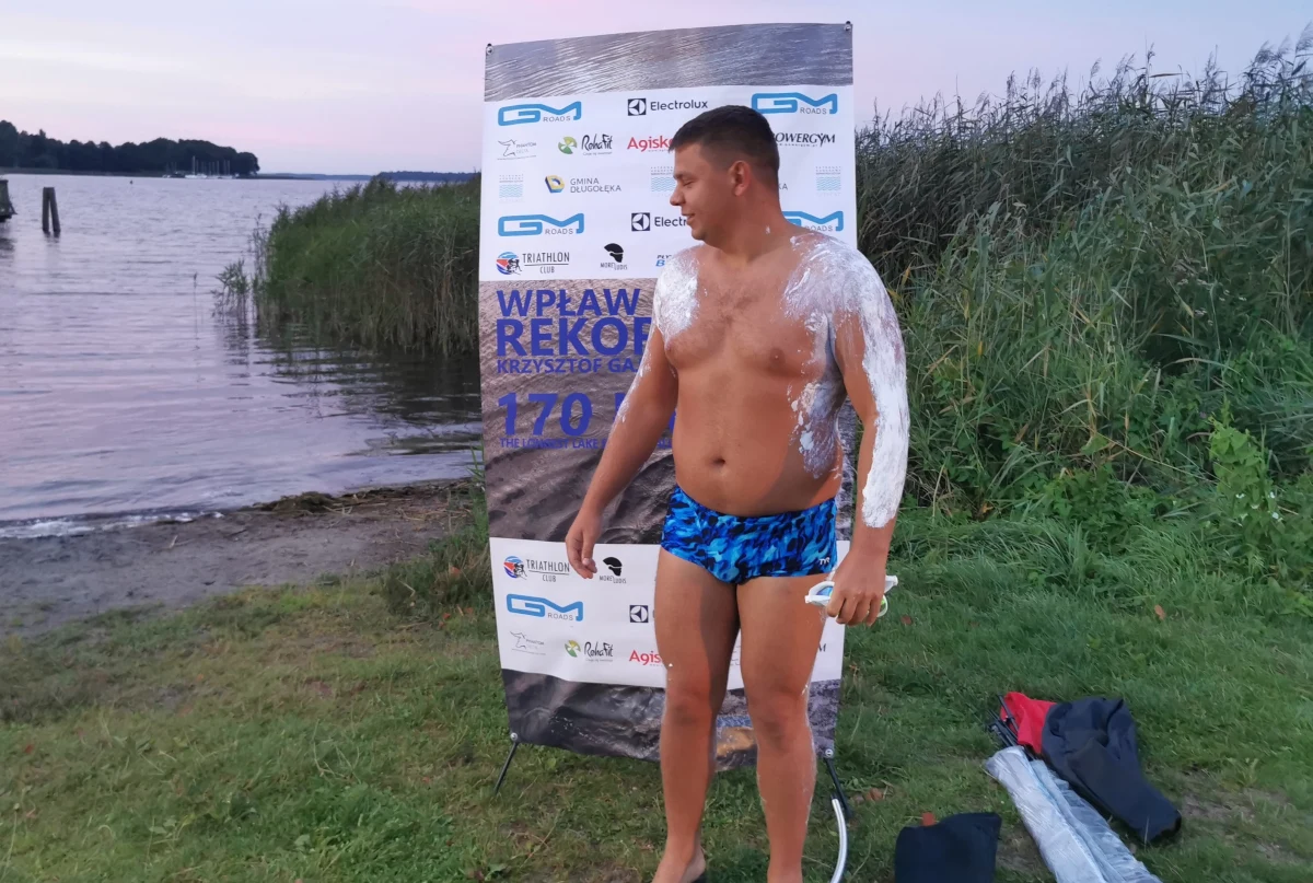Krzysztof Gajewski po raz drugi atakuje rekord świata w pływaniu długodystansowym bez pianki. Punktualnie o piątej rano wszedł do jeziora Mamry niedaleko Węgorzewa na Mazurach. Przed nim 170 kilometrów, około 70 godzin bez snu i przerw. 