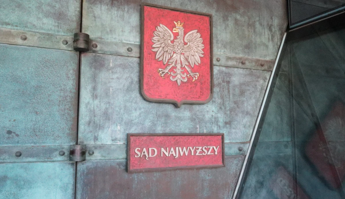 Dziś mija termin przesłania przez polski rząd odpowiedzi do Komisji Europejskiej po tym, jak w połowie lipca Trybunał Sprawiedliwości Unii Europejskiej orzekł, że system odpowiedzialności dyscyplinarnej sędziów w Polsce nie jest zgodny z prawem UE. Wyrok TSUE nakazał Polsce natychmiastowe zawieszenie funkcjonowania Izby. Premier Mateusz Morawiecki zapowiedział, że do końca dnia Komisja Europejska dostanie odpowiedź Polski ws. wyroku TSUE. Tymczasem kilka dni temu prezes PiS Jarosław Kaczyński zapowiedział likwidację Izby Dyscyplinarnej. W wywiadzie dla Polskiej Agencji Prasowej przyznał wprost, że „w ten sposób zniknie przedmiot sporu".