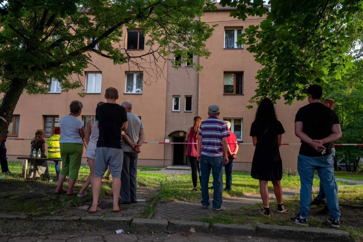 Dwa mieszkania zostały wyłączone z użytkowania po wczorajszym wybuchu gazu w dwupiętrowym bloku w Zawierciu w woj. śląskim. Pięcioro lokatorów zostało poszkodowanych. 