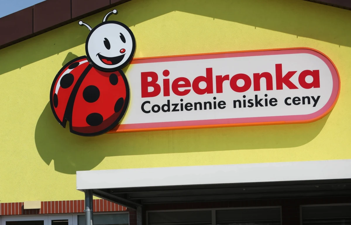 Dzięki umowie z Pocztą Polską sieć sklepów Biedronka może działać w niedziele niehandlowe. Zarząd Krajowej Rady Izb Rolniczych domaga się w tej sprawie od premiera Mateusza Morawieckiego wyjaśnień. Oceniają, że umowa jest "niekorzystna dla polskich przedsiębiorców i rolników".