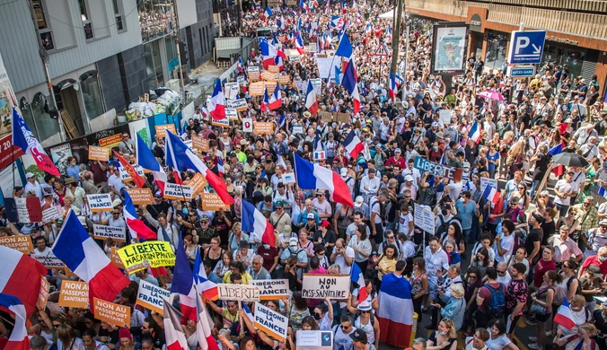 Francja: Ponad 200 tysięcy protestujących na ulicach. Nie chcą paszportów sanitarnych