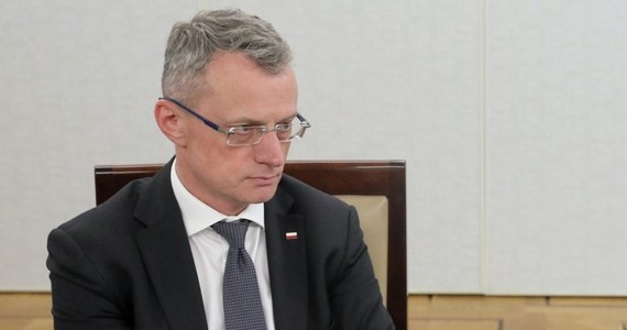 Coraz bardziej napięta sytuacja na linii Tel Awiw – Warszawa. Szef izraelskiej dyplomacji Jair Lapid zasugerował, że ambasador Marek Magierowski, który obecnie przebywa na urlopie w Polsce, nie powinien wracać do Izraela po tym, jak prezydent Andrzej Duda podpisał ustawę, ograniczającą roszczenia reprywatyzacyjne, także ocalałym z Holokaustu. Izrael odwołał również chargé d’affaires z Warszawy. Polskie Ministerstwo Spraw Zagranicznych zapowiedziało jednak, że polski ambasador wróci do Izraela. 