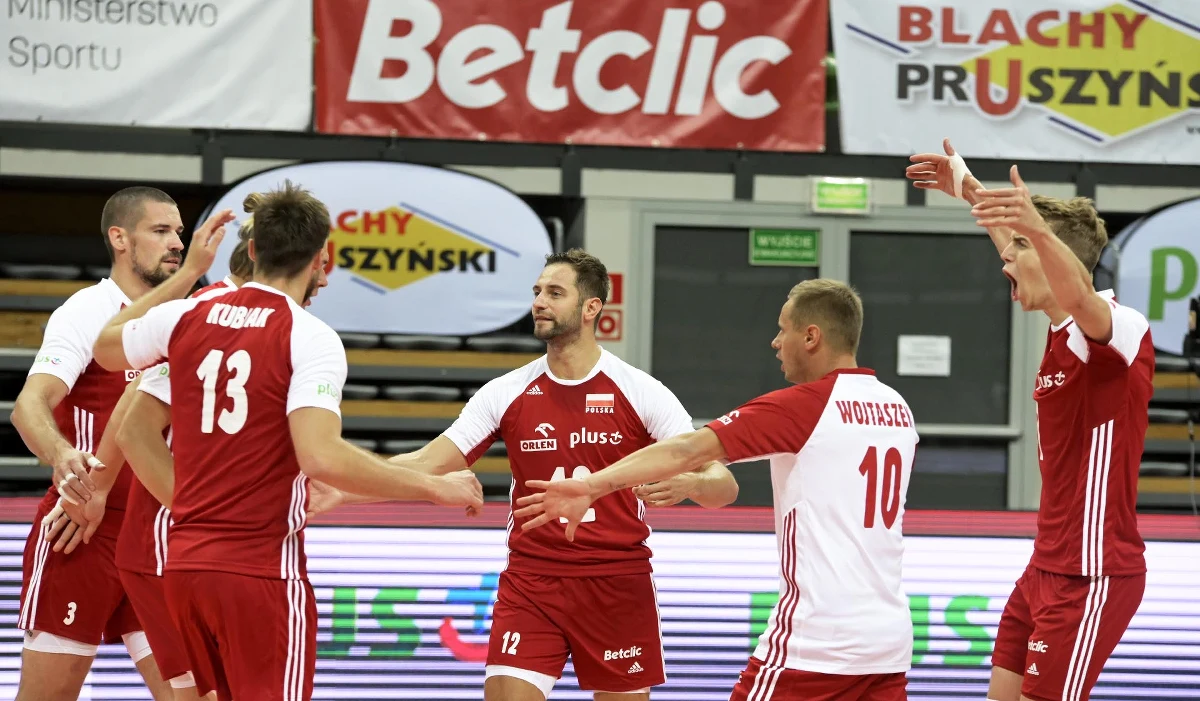 Polscy siatkarze w 15-osobowym składzie przystąpili do poniedziałkowych treningów rozpoczynających przygotowania do ruszających 1 września mistrzostw Europy. W Spale zebrali się prawie dwa tygodnie po tym jak odpadli w ćwierćfinale turnieju olimpijskiego w Tokio.