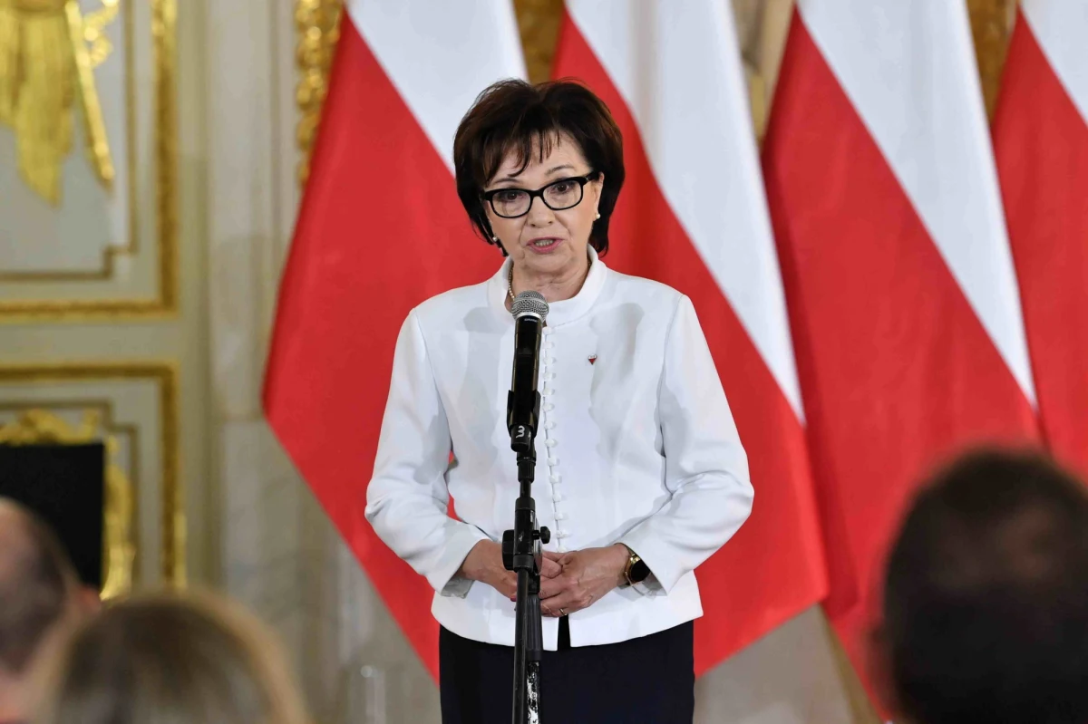 "Zewnętrzne opinie prawne, które analizowałam mówią, że jeśli marszałek Sejmu otrzyma właściwie podpisany wniosek o reasumpcję, to nie ma możliwości, żeby nie poddał go pod głosowanie Izby" - tak marszałek Sejmu Elżbieta Witek w TVP Info uzasadniała ostatnie powtórzenie głosowania, które miało miejsce w izbie niższej. "Nawet my będąc w opozycji potrafiliśmy się pod takim wnioskiem (o reasumpcję - przyp. red.) Konwentu Seniorów podpisać. Dzisiaj to jest niemożliwe. Dzisiaj na każdym kroku jest krzyk i awantura" - dodała. 