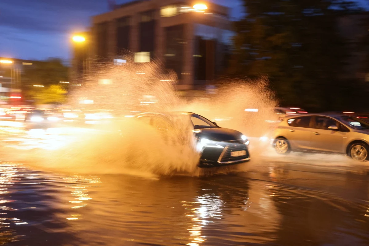 Około 200 zgłoszeń wpłynęło w poniedziałek do warszawskiej straży pożarnej po burzy z gradem, która przechodzi nad Mazowszem. Większość z nich dotyczy podtopionych ulic. Pięć samolotów, które miały wylądować na Lotnisku Chopina zostało przekierowanych do innych portów.