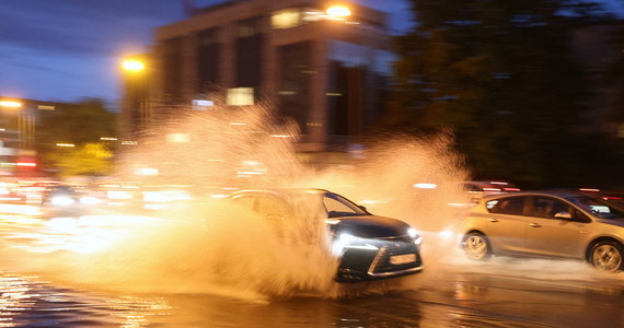 Około 200 zgłoszeń wpłynęło w poniedziałek do warszawskiej straży pożarnej po burzy z gradem, która przechodzi nad Mazowszem. Większość z nich dotyczy podtopionych ulic. Pięć samolotów, które miały wylądować na Lotnisku Chopina zostało przekierowanych do innych portów.