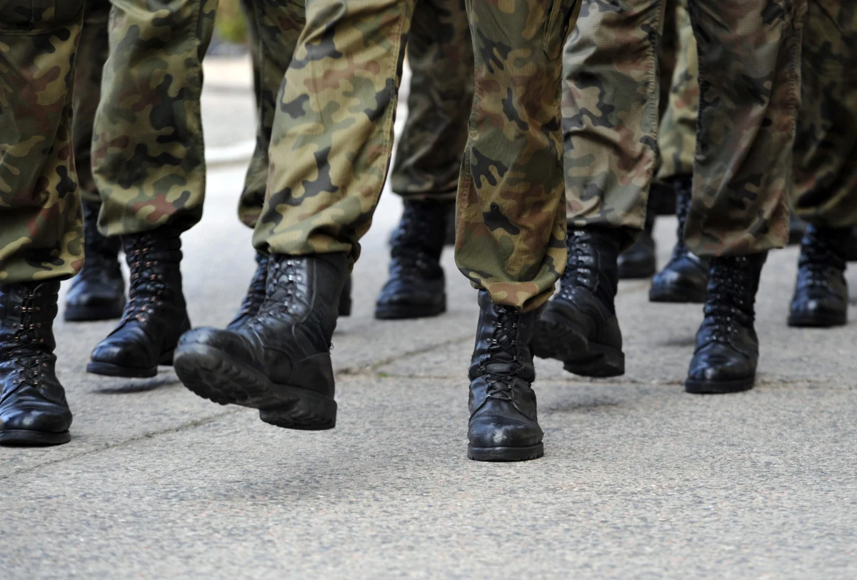 Ośmiu żołnierzy 6. Batalionu Dowodzenia w Krakowie zostało zatrzymanych przez Centralne Biuro Antykorupcyjne i Żandarmerię Wojskową. Mieli oni wręczać łapówki za skierowanie ich m.in. na misję do Kosowa.