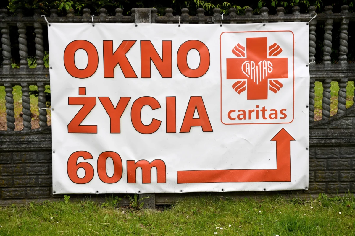 2,5-letnią dziewczynkę znaleziono w częstochowskim oknie życia. Dziewczynka jest zdrowa, obecnie znajduje się pod opieką sióstr służebniczek Najświętszej Maryi Panny. To o tyle wyjątkowa sytuacja, że do okna życia trafiają głównie noworodki.