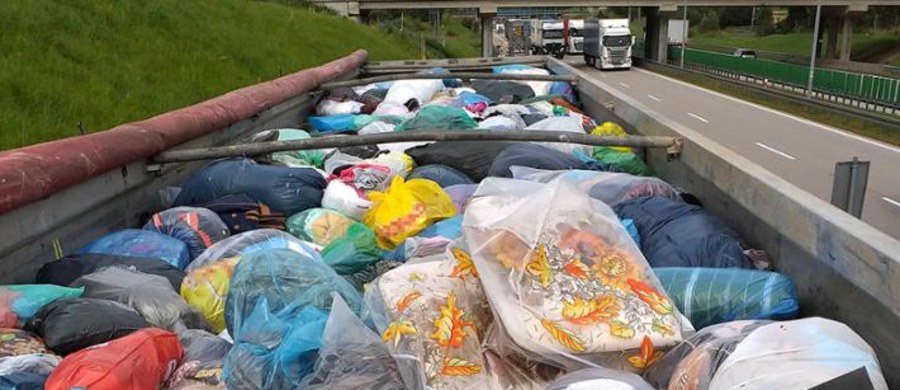 Transport 15 ton nielegalnych odpadów z używanej odzieży został zatrzymany na Dolnym Śląsku - poinformowała Krajowa Administracja Skarbowa (KAS). Przewoźnikowi grozi kara 13 tys. zł, a odbiorcy do 500 tys. zł.