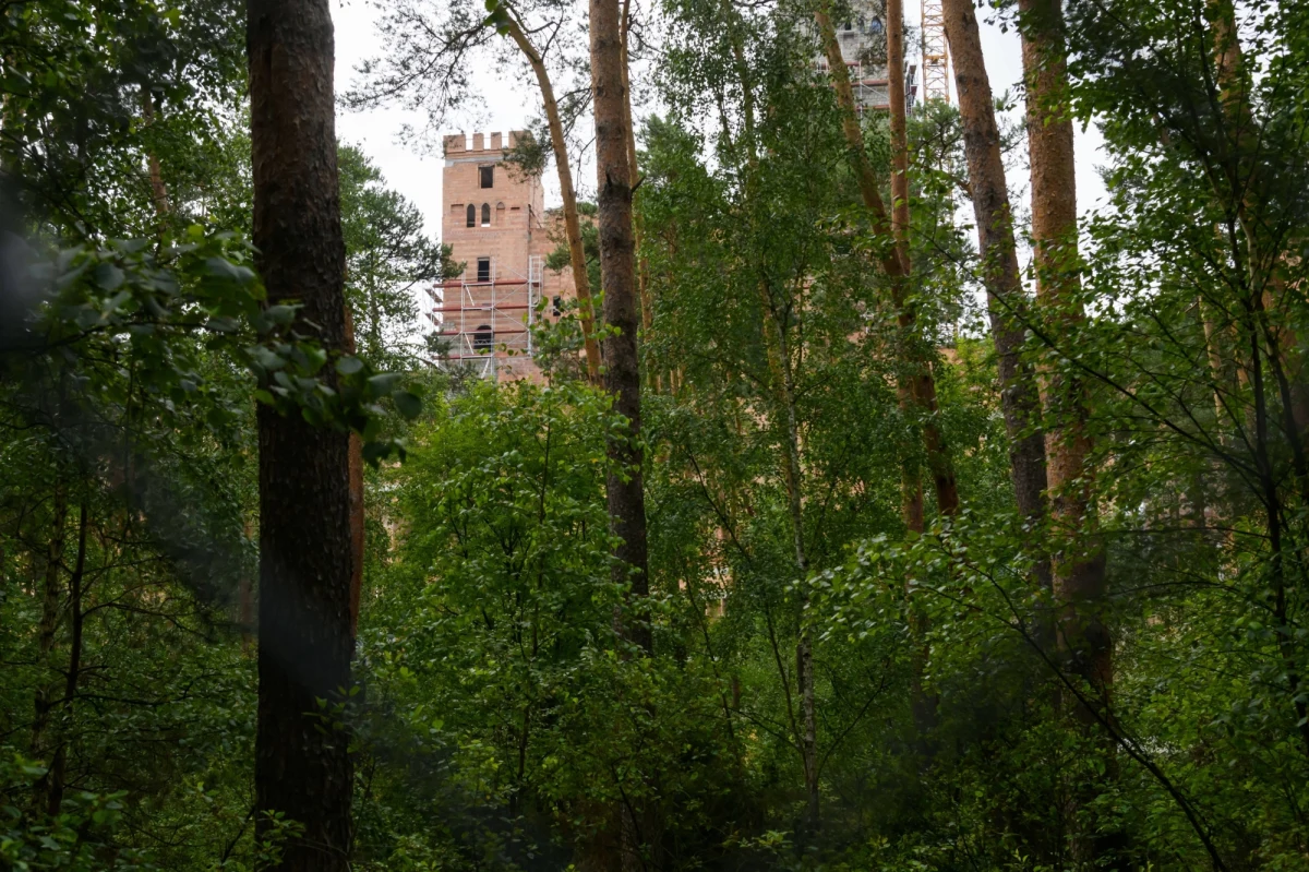 Główny Urząd Nadzoru Budowlanego cofnął pozwolenie na budowę zamku w Stobnicy w Wielkopolsce. Monumentalna budowla zaczęła powstawać w 2015 roku. To prywatna inwestycja grupy wielkopolskich biznesmenów. 