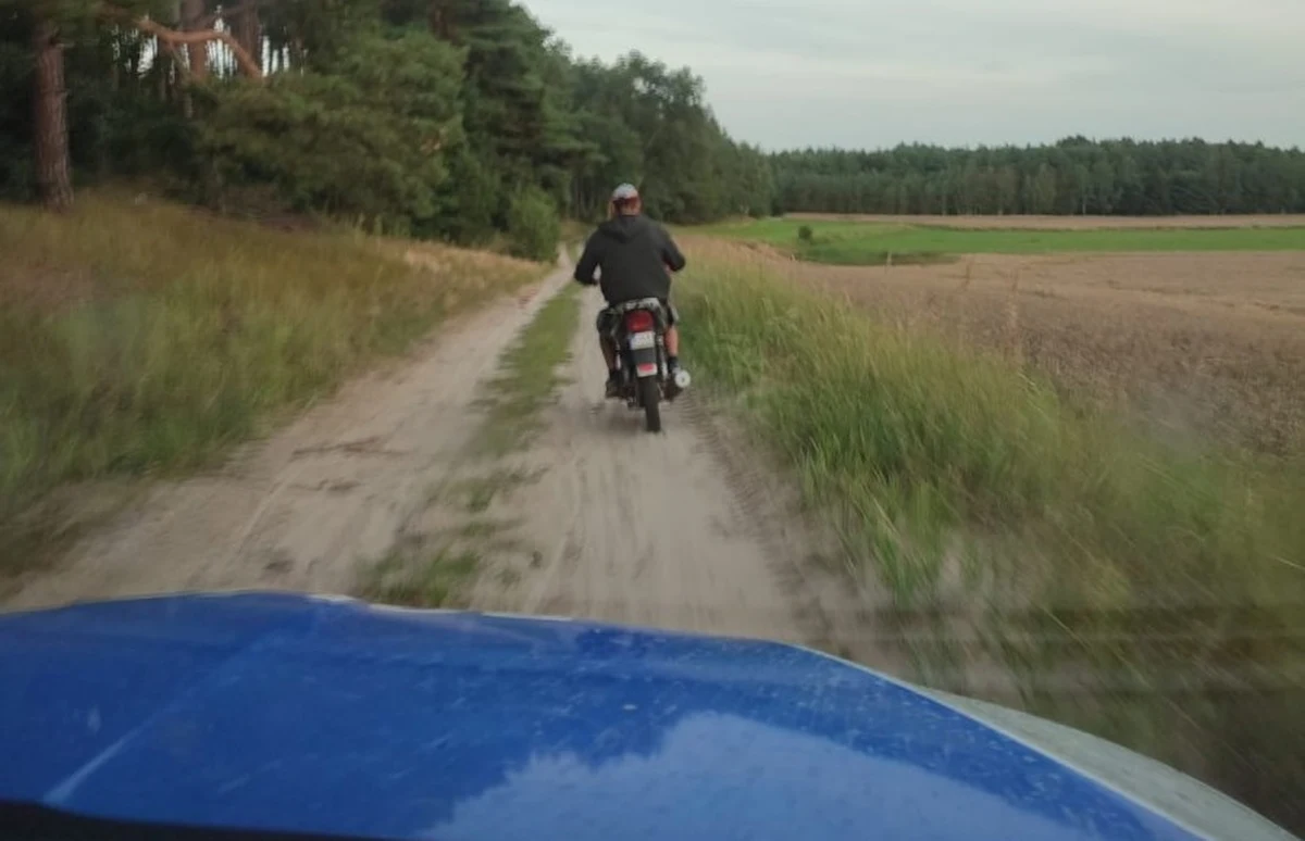 Policja z Ryjewa (woj. pomorskie) zatrzymała po pościgu 34-latka, który jechał bez kasku motorowerem, a na baku jednośladu trzymał skrzynkę piwa. Po badaniu okazało się, że mężczyzna jest pijany, ma zakaz prowadzenia pojazdów i jest poszukiwany do odbycia kary pozbawienia wolności.