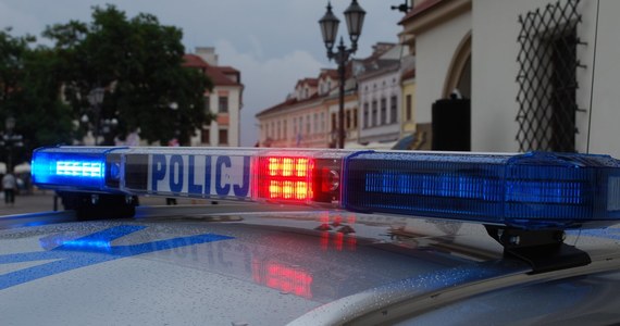 Policjanci zatrzymali kobietę podejrzaną o zabójstwo młodego mężczyzny. W niedzielę, w jednym z domów przy ulicy Olbrachta w Rzeszowie pomiędzy podejrzaną a 28-latkiem doszło do awantury. W czasie kłótni kobieta ugodziła mężczyznę nożem.  28-latek nie przeżył.  