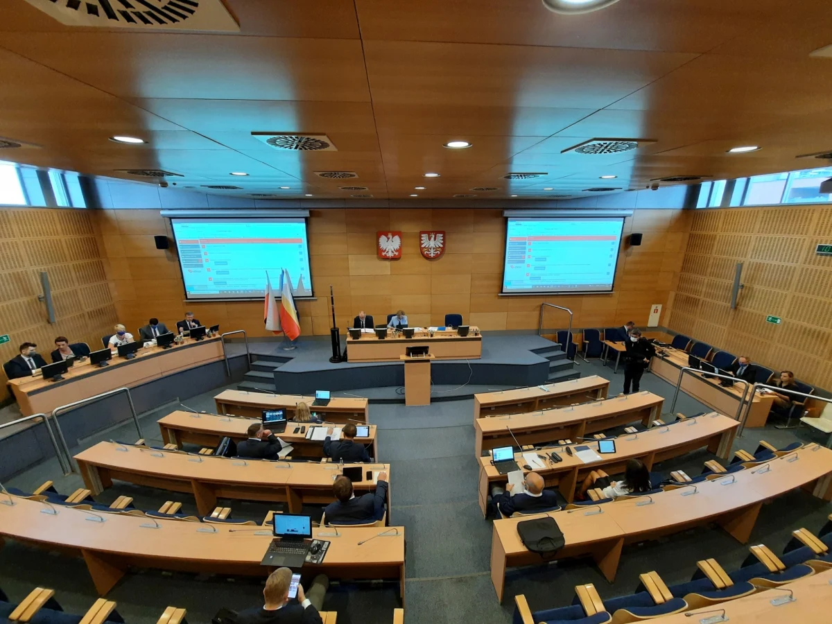 Nie ma decyzji radnych Sejmiku Województwa Małopolskiego w sprawie przyszłości tzw. deklaracji anty-LGBT. Wtorkową sesję przerwano z powodu kłopotów technicznych z internetową transmisją posiedzenia. Obrady przełożono na czwartek.