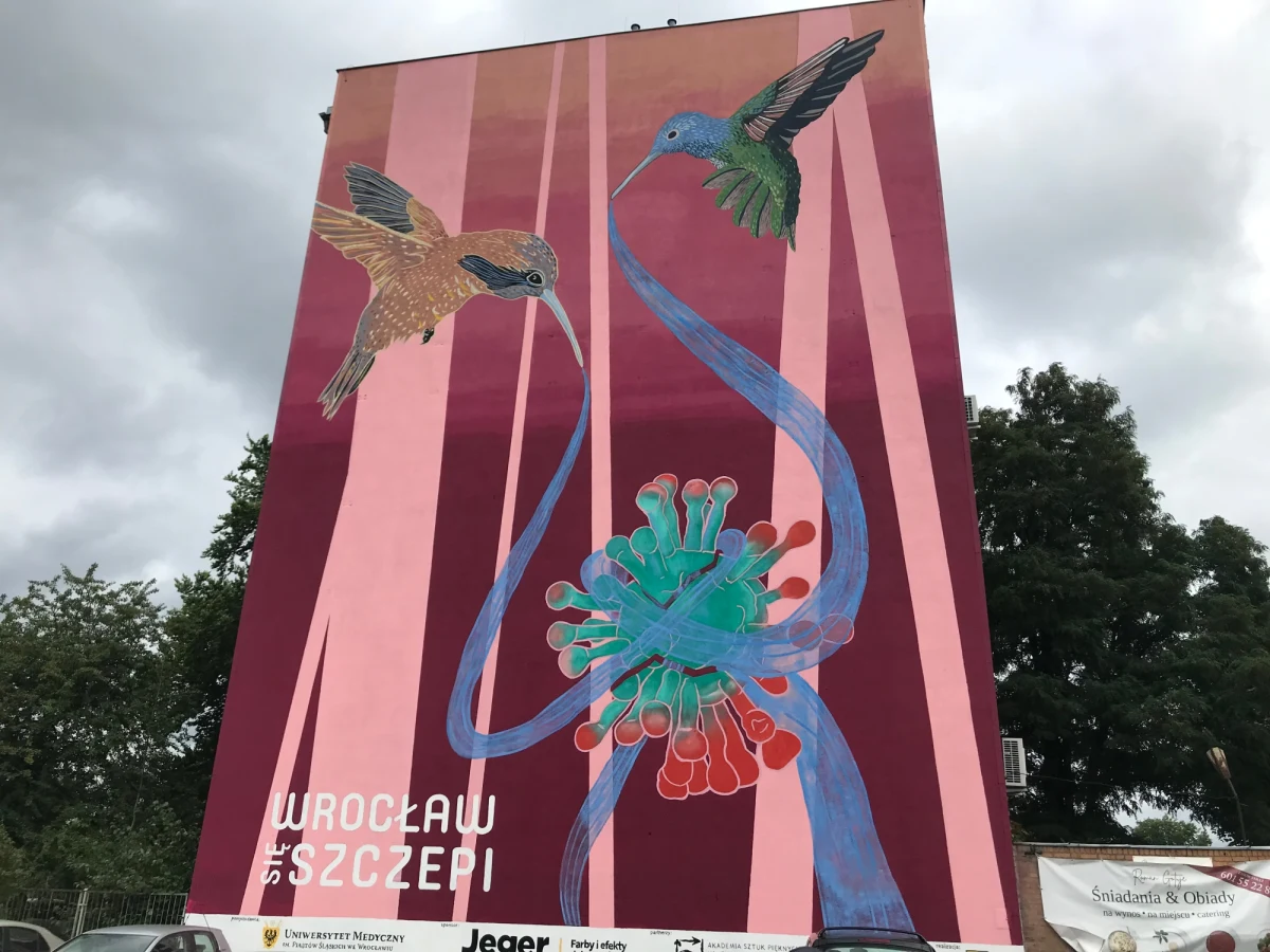 W Wrocławiu odsłonięto dziś mural, który ma zachęcać do szczepień przeciw Covid-19. Malowidło powstało na ścianie budynku Wydziału Lekarsko-Stomatologicznego Uniwersytetu Medycznego przy ulicy Krakowskiej. 