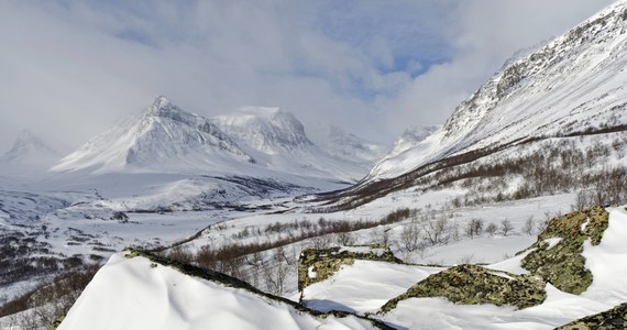 Pokryty śniegiem południowy wierzchołek Kebnekaise, najwyższego szczytu Szwecji, stopniał przez rok o dwa metry do najniższej w historii pomiarów wysokości 2094,6 m n.p.m. - poinformowali badacze z Uniwersytetu Sztokholmskiego.