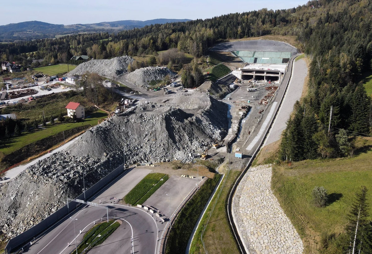 Ostateczny termin zakończenia budowy drugiego najdłuższego tunelu drogowego w Polsce, pod Luboniem Małym na zakopiance, jest zagrożony - dowiedział się reporter RMF FM Maciej Pałahicki. Włoska firma Astaldi, która wykonuje prace budowlane, wystąpiła o możliwość późniejszego oddania obiektu. 