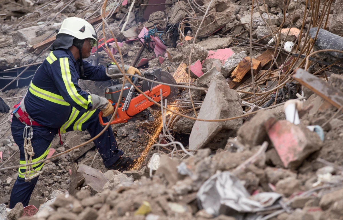 Według najnowszego oficjalnego bilansu liczba śmiertelnych ofiar ostatniego trzęsienia ziemi na Haiti wzrosła do 1 941 a rannych do ponad 9 900. Tysiące domów uszkodzonych przez żywioł grozi zawaleniem. Sytuację pogarsza dodatkowo tropikalny sztorm Grace.