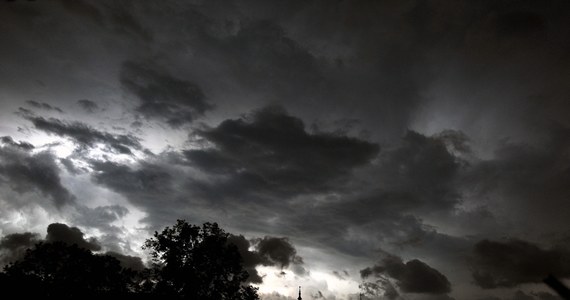 Dziś zrobi się nieco cieplej niż wczoraj. Najwyższa temperatura będzie na Dolnym Śląsku, gdzie wyniesie ok. 23 stopni. Na północy kraju, w powiatach nadmorskich, spodziewane są burze, przelotne opady deszczu i silny wiatr - prognozuje synoptyk Instytutu Meteorologii i Gospodarki Wodnej - Państwowego Instytutu Badawczego Michał Ogrodnik.