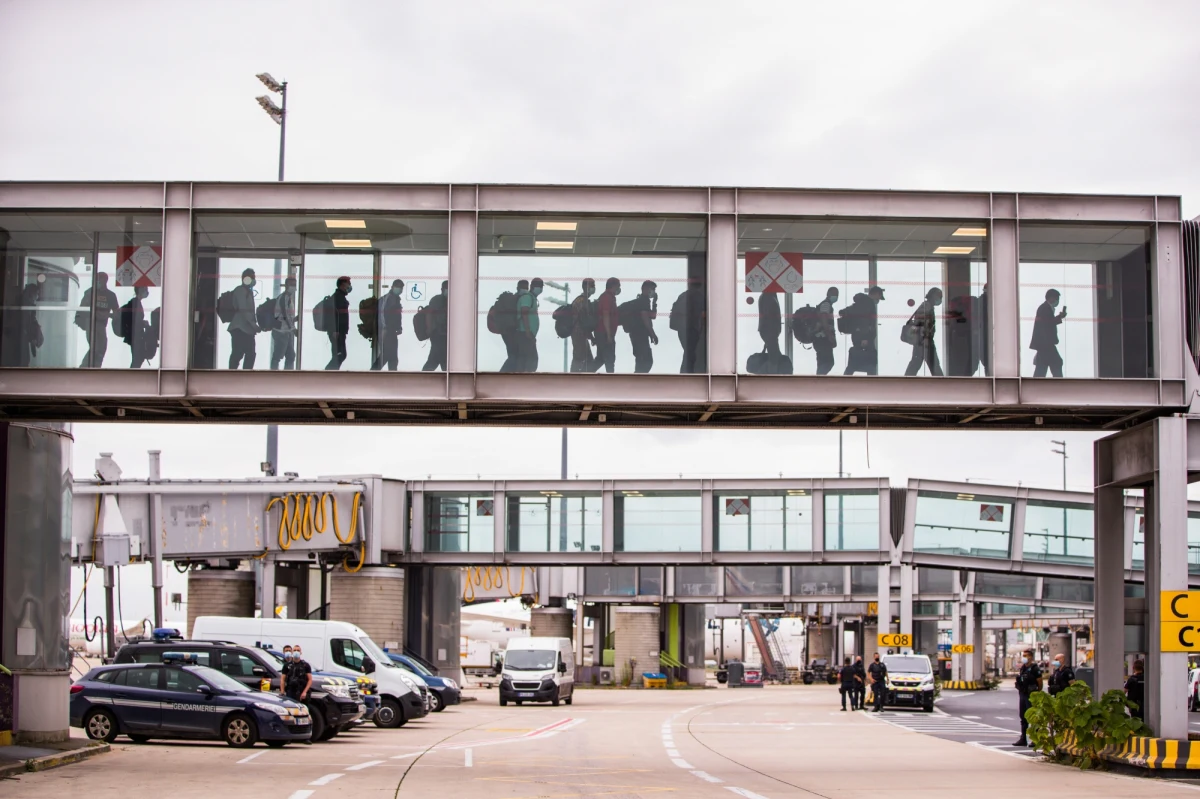 Około 5 tys. osób ewakuowano w ciągu ostatnich 24 godzin z lotniska w Kabulu - poinformował Reuters, powołując się na przedstawiciela "zachodnich państw". Liczba żołnierzy USA strzegących lotniska wzrosła do 4,5 tys. - poinformował przedstawiciel amerykańskiej administracji.