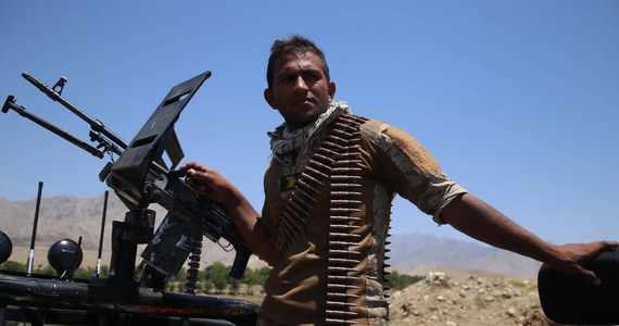 Jednym z głównych powodów porażki afgańskiej armii w obliczu ofensywy talibów jest fakt, że rzeczywista liczba żołnierzy wynosi ok. 50 tysięcy, a nie 300 tysięcy, jak wynikałoby z oficjalnych danych - informuje we wtorek BBC, powołując się na dwa dobrze poinformowane źródła.