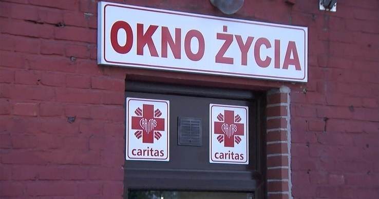 Sześciolatka w oknie życia. Ojca poszukiwała policja