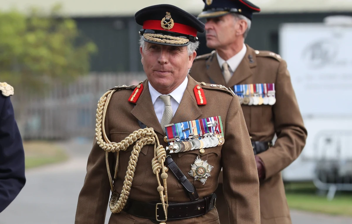 Świat powinien dać talibom możliwość utworzenia nowego rządu w Afganistanie i być może odkryje, że stali się oni bardziej rozsądni - powiedział w środę szef brytyjskich sił zbrojnych Nick Carter.