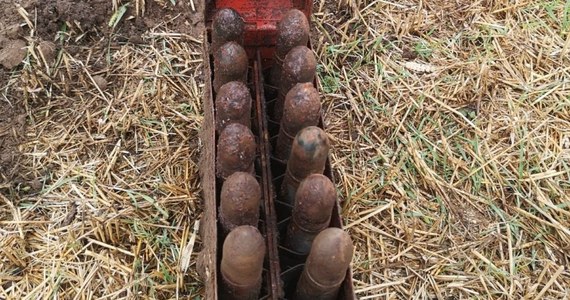 12 pocisków artyleryjskich, pochodzących prawdopodobnie z II wojny światowej, wykopał mieszkaniec Bolestraszyc (Podkarpackie) podczas wykonywanych prac na swoim polu w Buszkowiczkach. Pociski zostały już usunięte przez saperów.