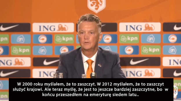 Tuż przed 70. urodzinami Louis van Gaal został oficjalnie - już po raz trzeci - selekcjonerem piłkarskiej reprezentacji Holandii - poinformował w środę tamtejszy związek (KNVB).
Doświadczony szkoleniowiec zastąpił Franka de Boera, który podał się do dymisji pod koniec czerwca. Prowadzona przez niego reprezentacja niespodziewanie przegrała z Czechami 0-2 w 1/8 finału mistrzostw Europy.
Van Gaal triumfował z Ajaksem w Lidze Mistrzów w 1995 roku, a był także trenerem m.in. Barcelony, Manchesteru United i Bayernu Monachium.
