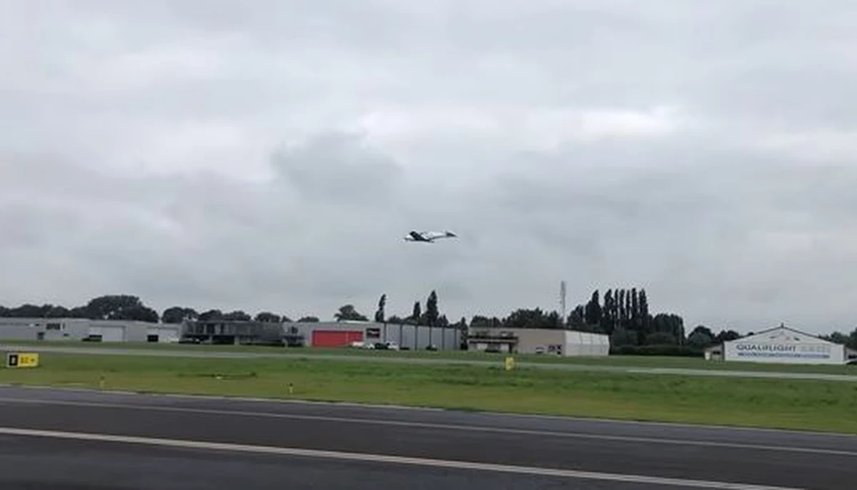 ​Zara Rutherford, obywatelka Belgii i Wielkiej Brytanii, rozpoczęła w Kortrijk w Belgii lot dookoła świata. 19-latka chce zostać najmłodszą kobietą, która samotnie okrążyła Ziemię.