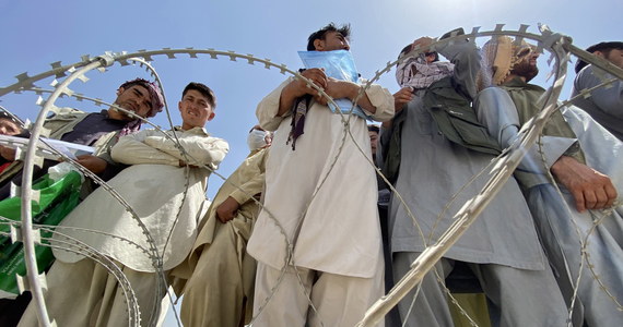 Coraz bardziej napięta sytuacja w Afganistanie. Co najmniej 2 osoby zginęły, a 12 zostało rannych podczas protestu przeciwko talibom w położonym na wschodzie kraju Dżalalabadzie - informuje katarska telewizja Al-Dżazira. Według lokalnych mediów ogień otworzyli rozpraszający tłum talibowie. 17 osób zostało zranionych również przez tłum, który chciał się wedrzeć na teren lotniska w stolicy Afganistanu - Kabulu. 
