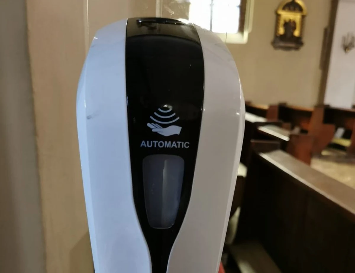 Policja z Kościana (Wielkopolskie) została wezwana do mężczyzny, którego nieprzytomnego, w kościelnej ławce znalazł ksiądz. Jak się okazało, 41-latek wcześniej wypił przeznaczony dla wiernych płyn do dezynfekcji rąk.