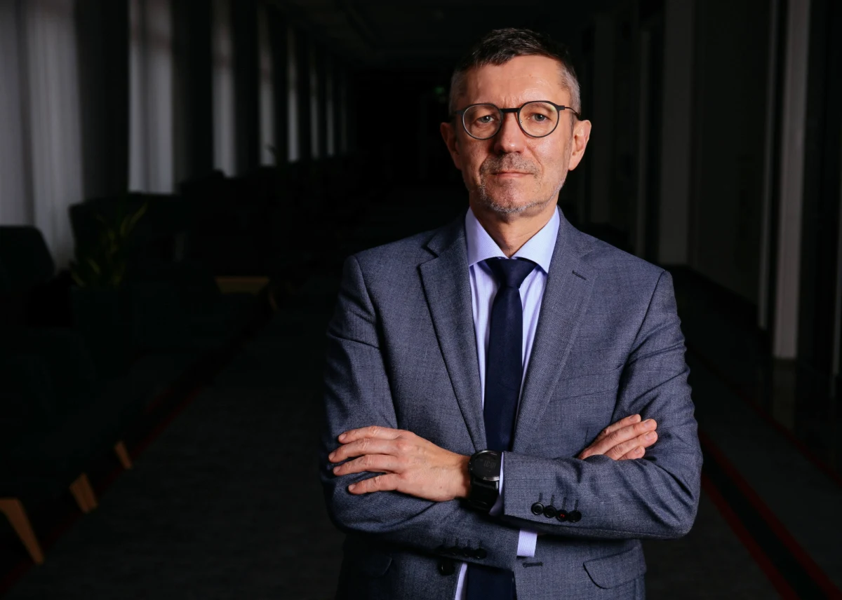 Wiceminister Rozwoju, Pracy i Technologii Robert Tomanek został odwołany z funkcji. Oficjalnym powodem dymisji jest "proces reorganizacji struktury urzędu". Jak podaje resort, "niezbędne były również zmiany na stanowiskach kierowniczych". Tomanek powołanie na urząd odebrał w październiku ubiegłego roku z rąk byłego już wicepremiera Jarosława Gowina.